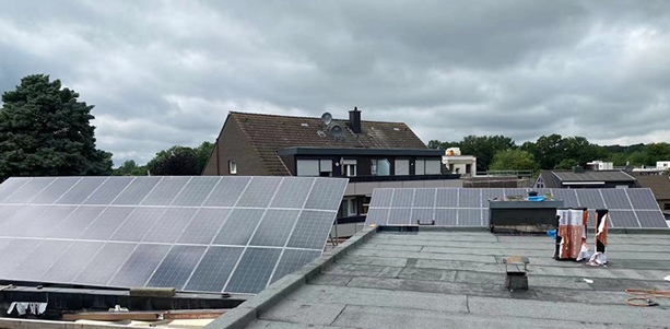 Sistema de energia solar híbrido de 20 kW em telhado plano na Letônia